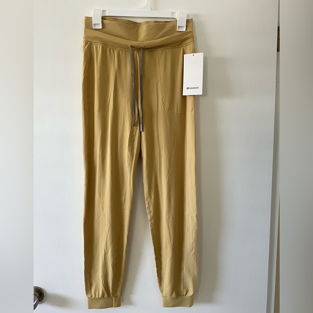 Lululemon throwback base runner HR jogger. NWT. Size 6. Golden sand.
